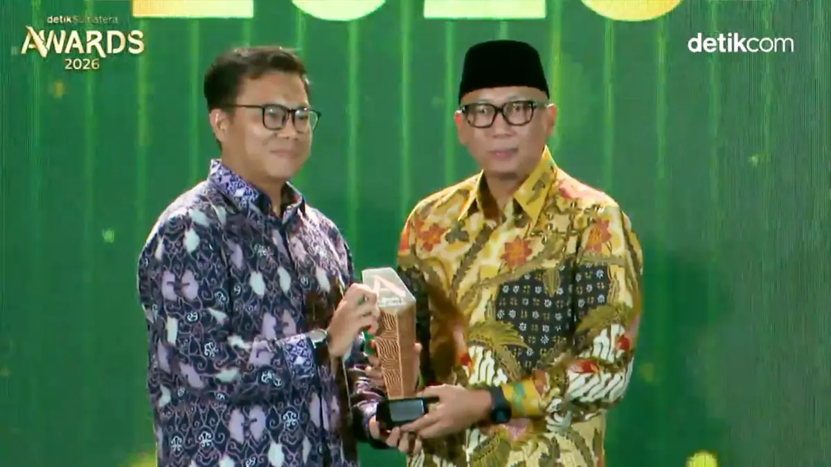 Gubernur Lampung Rahmat Mirzani Djausal menerima Anugerah detikSumatera Awards 2026 di Grand Ballroom Trans Hotel Jakarta, Depok