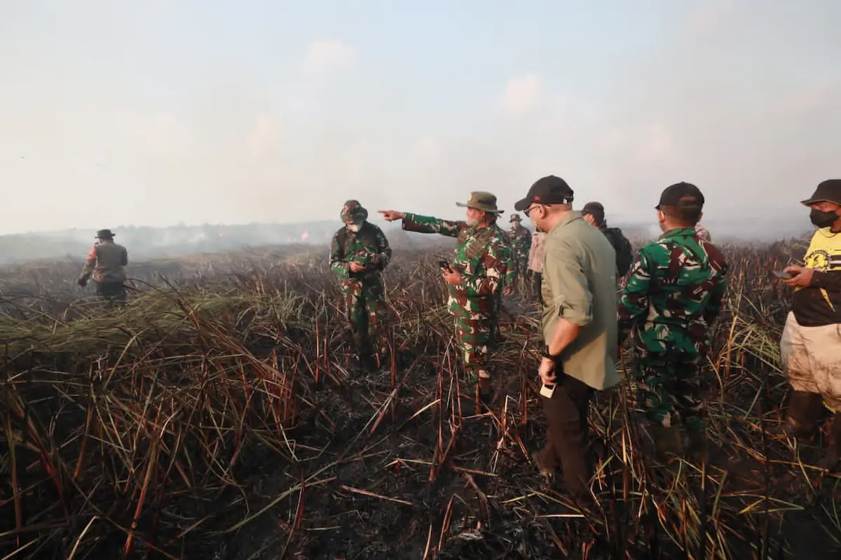 Gubernur Lampung Rahmat Mirzani Djausal meninjau penanganan kebakaran di Desa Braja Harjosari, Kecamatan Braja Selebah, Lampung Timur
