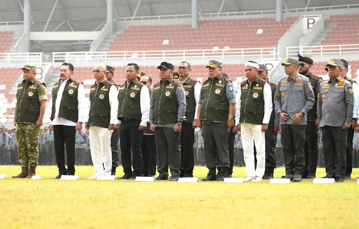 Gubernur Lampung Rahmat Mirzani Djausal menghadiri Apel Akbar Satlinmas di Stadion Gelora Sriwijaya Jakabaring Sport City, Palembang