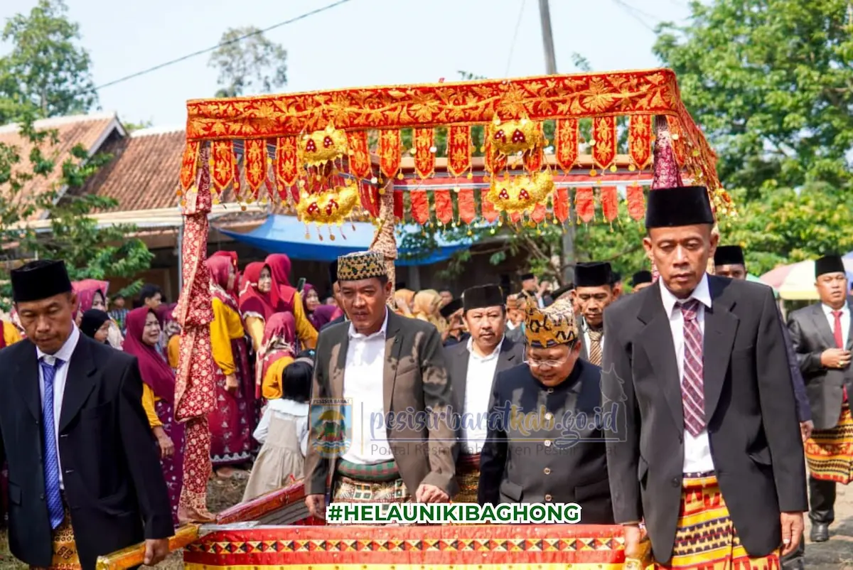 Bupati Pesisir Barat Dedi Irawan menghadiri prosesi pengukuhan Arlin Agus Saputra sebagai Raja Pekon Tanjung Rejo dengan adok atau gelar adat Raja Setia Muda