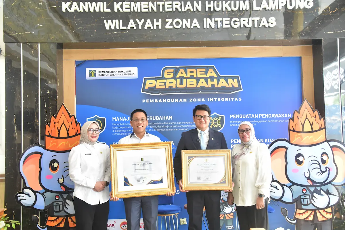 Ketua DPRD Lampung Ahmad Giri Akbar, bersama Sekretaris DPRD Descatama Paksi Moeda, dan Kabag Perundang-undangan Sukartini, menerima penghargaan