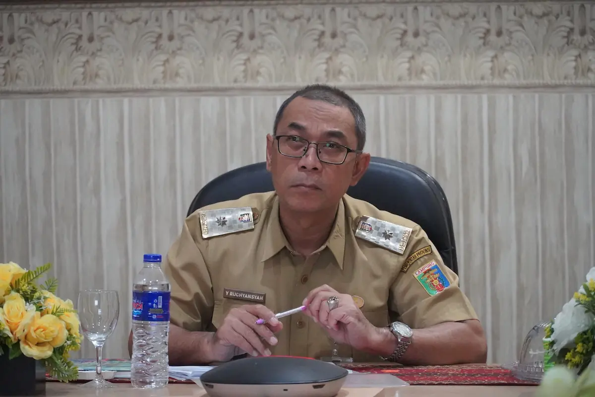 Staf Ahli Gubernur Lampung Yanyan Ruchyansah mengikuti Rakor Pengendalian Inflasi Daerah 2026 secara virtual dari Command Center Diskominfotik