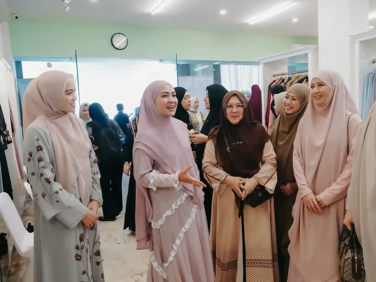 Ketua TP PKK Lampung Purnama Wulan Sari Mirza meninjau koleksi busana muslim di area SiSeSa Boutique Bandarlampung
