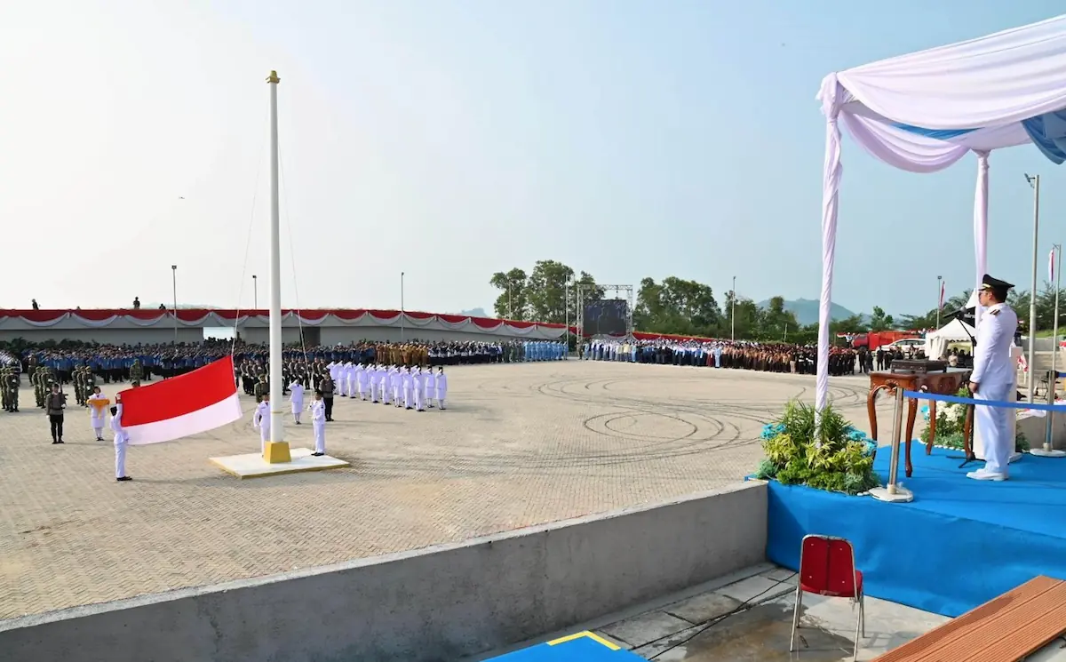 Bupati Lampung Selatan Radityo Egi Pratama memimpin upacara HUT ke-81 RI di Amphitheater Menara Siger Bakauheni
