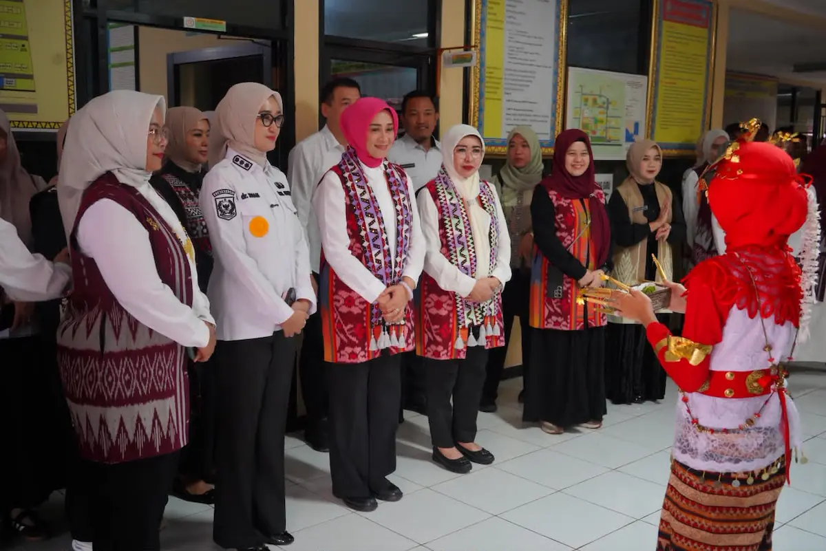 Wagub Lampung Jihan Nurlela mendampingi Ketua Umum Dharma Pertiwi, Evi Agus Subiyanto mengunjungi SLB Dharma Bakti Dharma Pertiwi