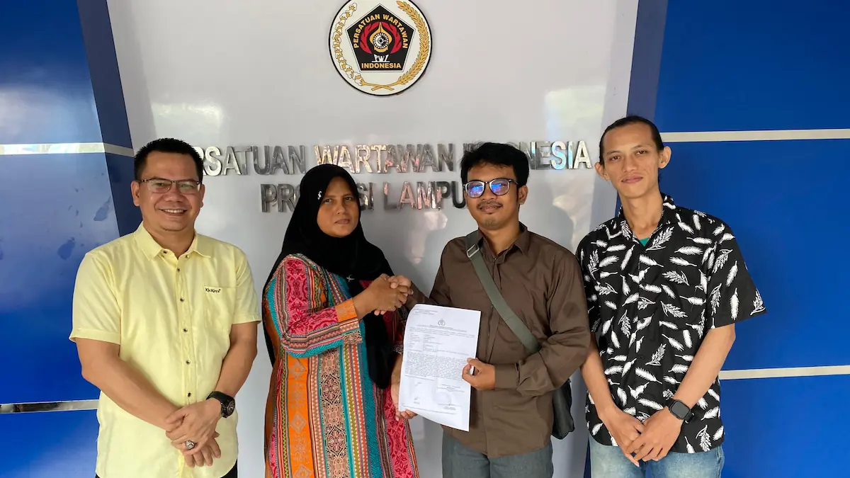 Ketua LAKH PWI Lampung Kusmawati bersama Sekretaris PWI Lampung Andi S. Panjaitan menerima kedatangan dua jurnalis Akurat Lampung di Sekretariat PWI Lampung