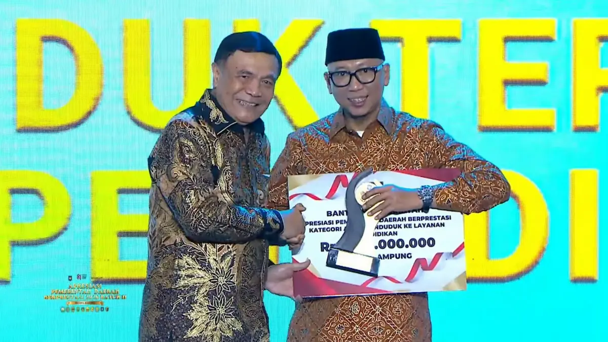 Gubernur Lampung Rahmat Mirzani Djausal menerima penghargaan Akses Pendidikan Terbaik II dari Menko Polkam Djamari Chaniago di Batam