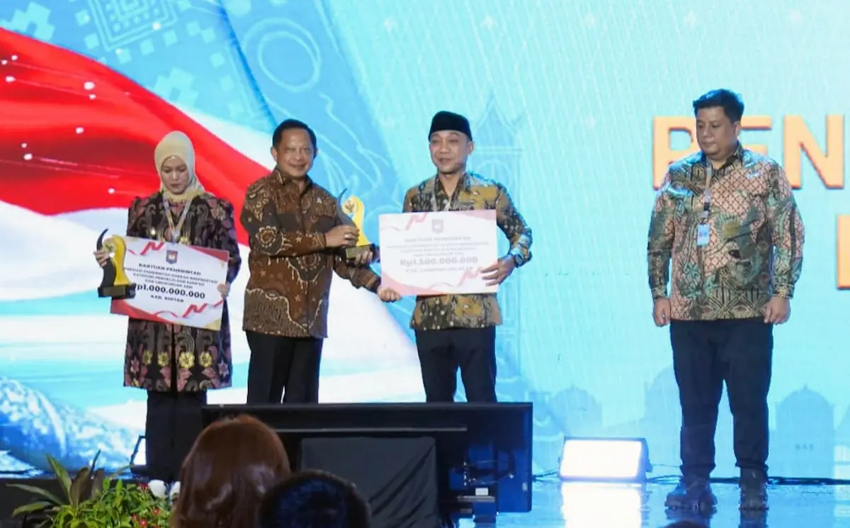 Wakil Bupati Lampung Selatan M. Syaiful Anwar menerima penghargaan Pengelolaan Sampah dari Mendagri Tito Karnavian di Batam