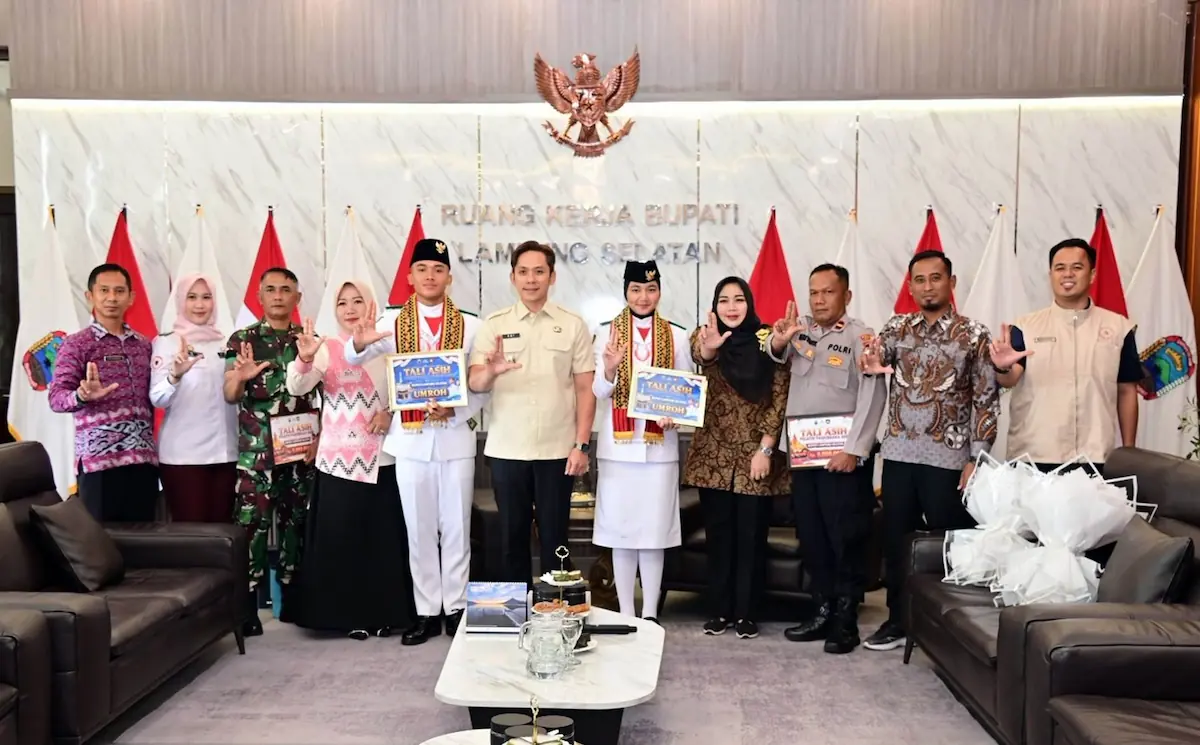 Bupati Lampung Selatan Radityo Egi Pratama memberi hadiah umrah dan tali asih kepada Naufal dan Chika di ruang kerjanya