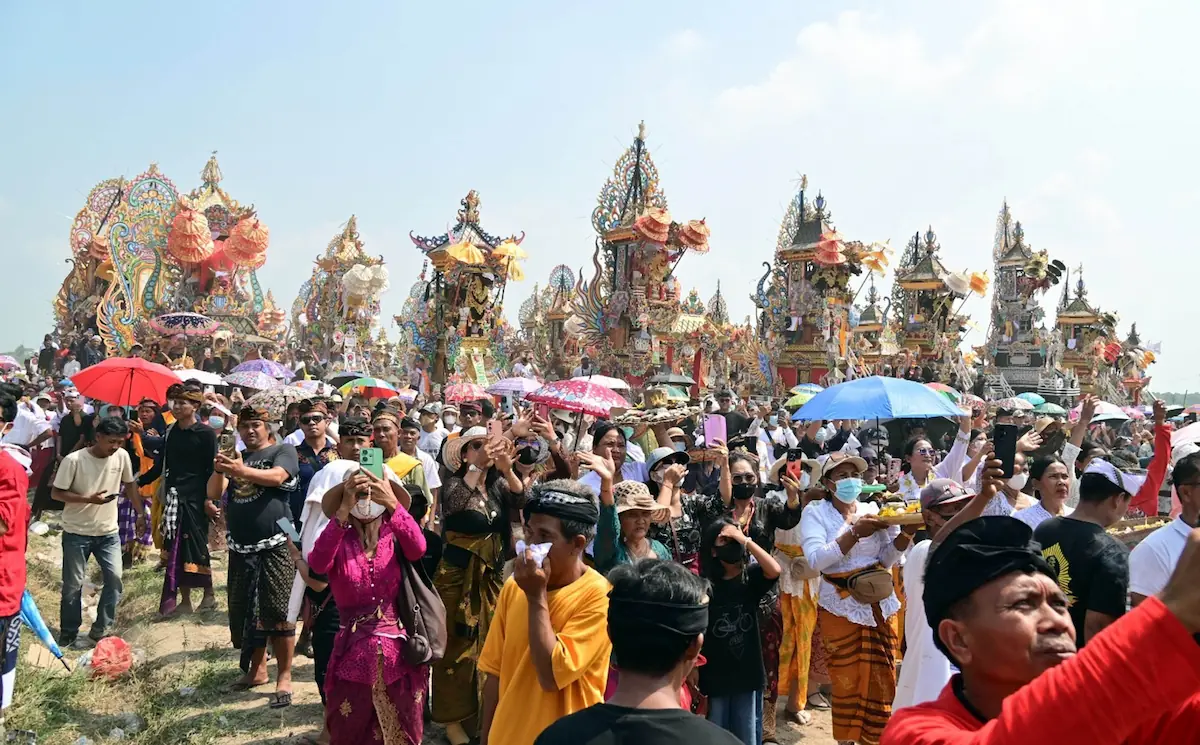 Suasana puncak prosesi Ngaben Massal 2026 di Desa Balinuraga, Kecamatan Way Panji, Lampung Selatan yang dihadiri puluhan ribu orang