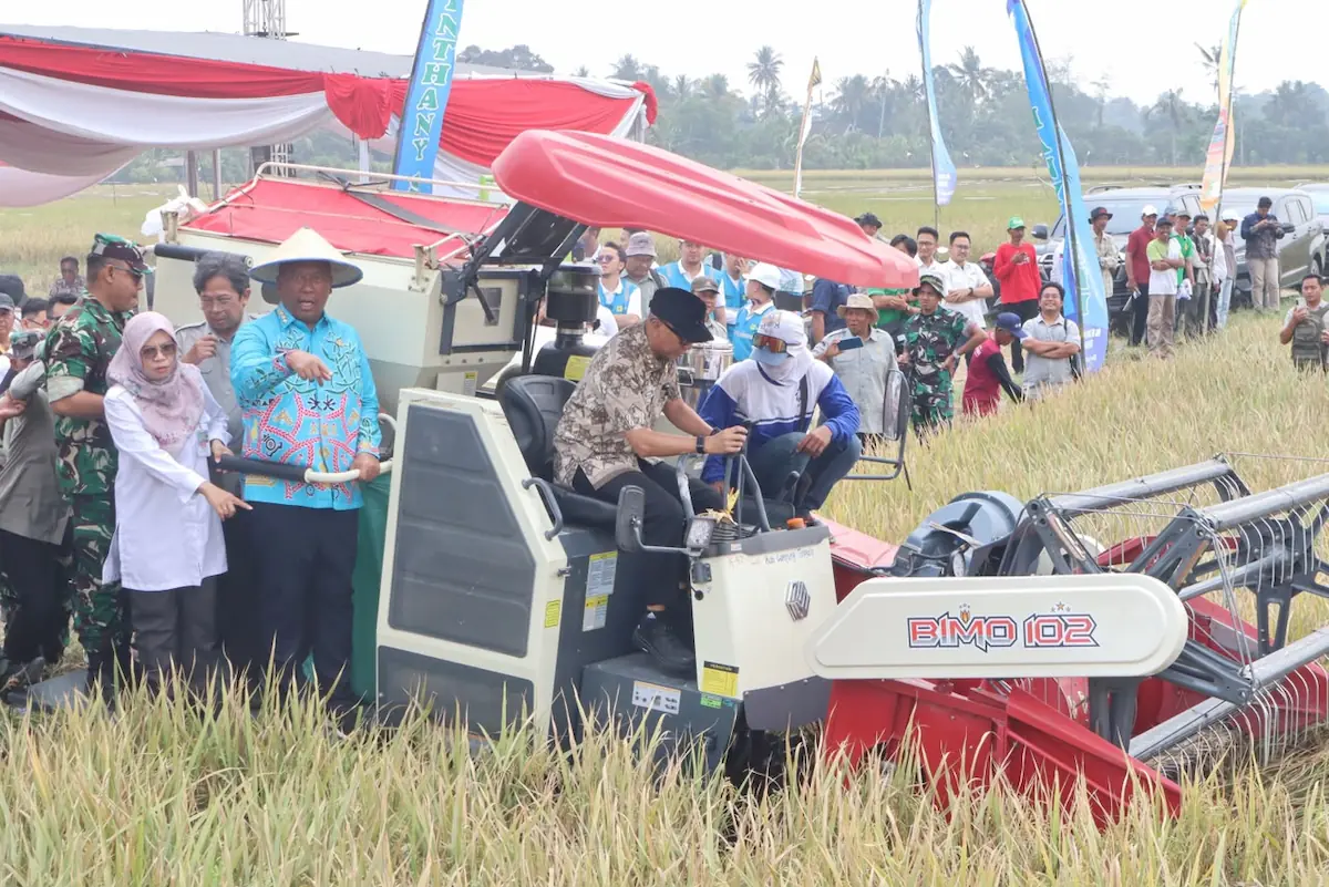 Gubernur Lampung Rahmat Mirzani Djausal menghadiri Panen Padi Model PM-AAS di Desa Rama Nirwana, Lampung Tengah