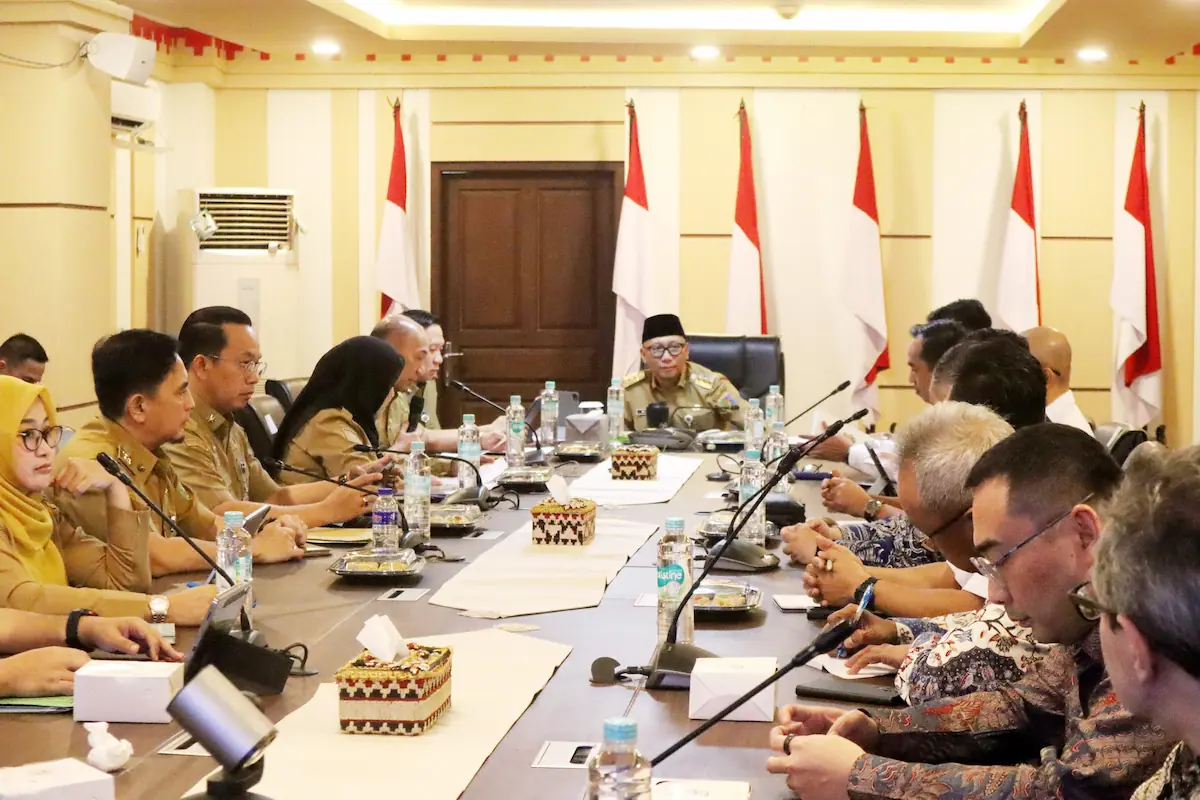 Rapat Program Strategis Energi Terbarukan bersama Gubernur Lampung dan perwakilan Danantara di Ruang Rapat Sakai Sambayan