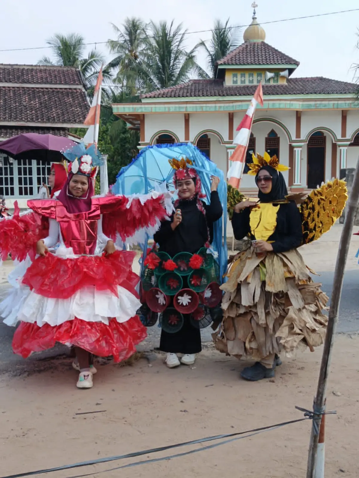 Masyarakat antusias mengikuti pawai memperingati HUT ke-81 RI 17 di Kelurahan Panaragan Jaya Indah, Tulang Bawang Tengah, Tulang Bawang Barat