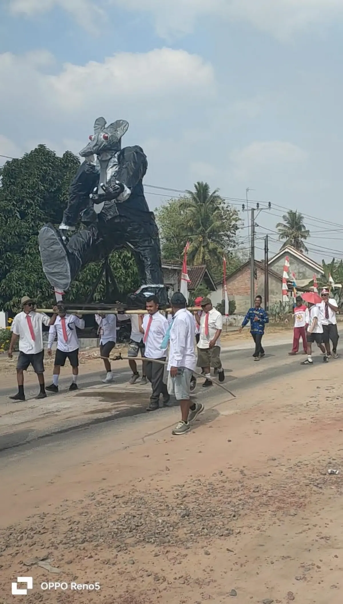 Pemerintah Tiyuh (Desa) Panaragan Jaya Indah, Kecamatan Tulang Bawang Tengah, Kabupaten Tulang Bawang Barat, menggelar pawai memperingati HUT ke-81 RI