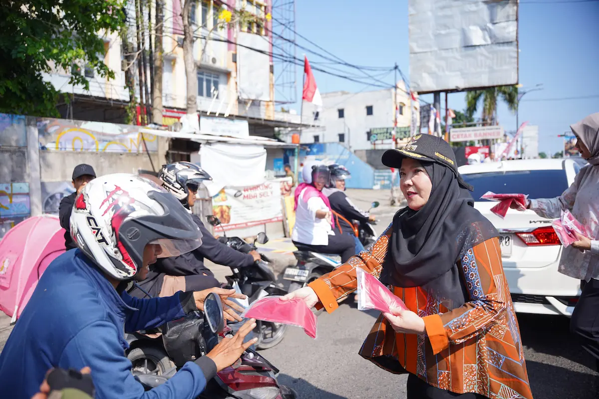 Wali Kota Bandarlampung Eva Dwiana membagikan bendera Merah Putih kepada pengendara di Tugu Adipura dan Bumi Waras