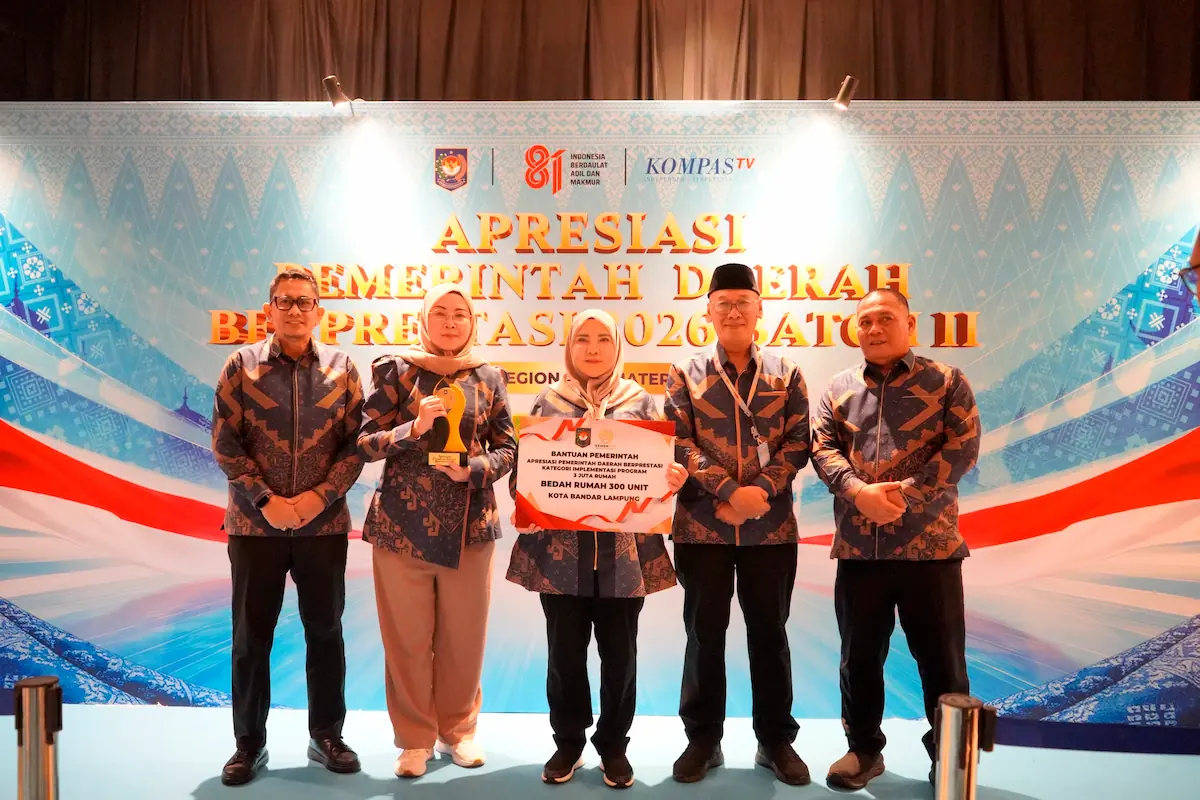 Wali Kota Bandarlampung Eva Dwiana menerima penghargaan Program 3 Juta Rumah dari Kepala BKPM Muhammad Qodari di Batam
