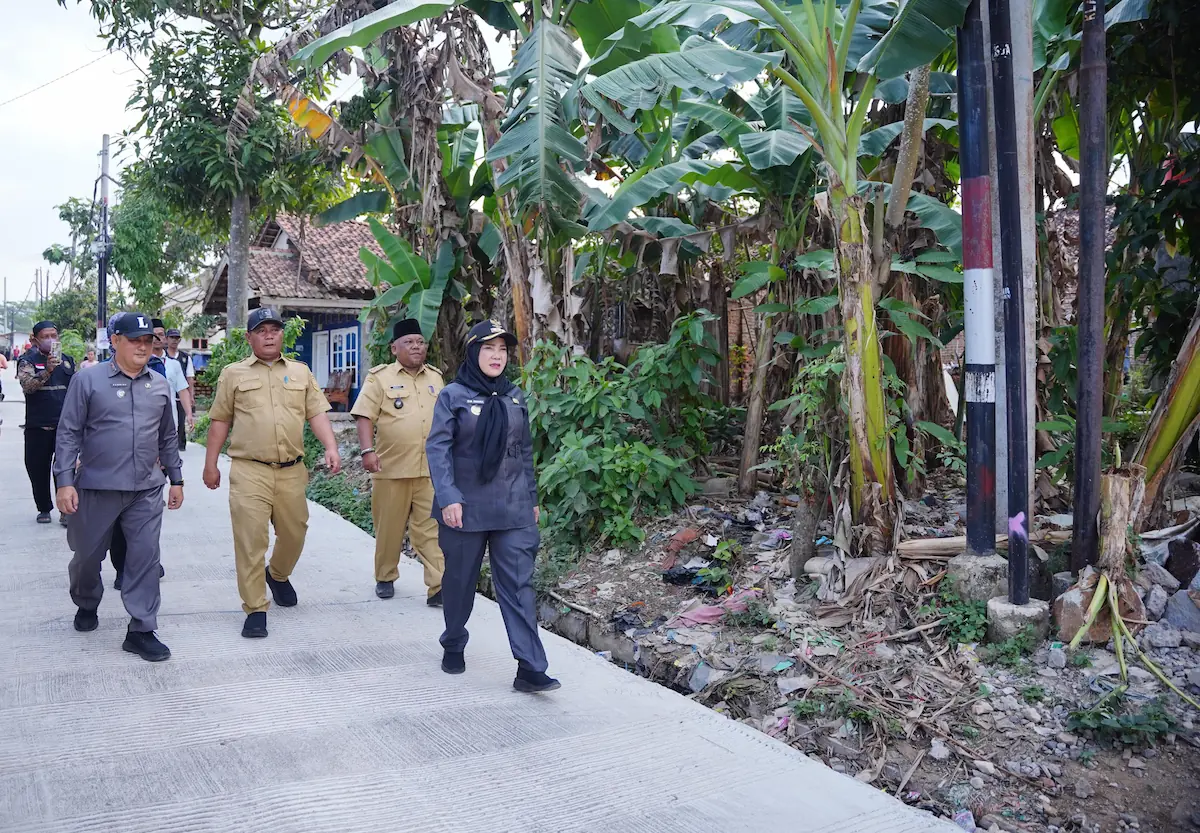 Wali Kota Bandarlampung Eva Dwiana meninjau hasil perbaikan Jalan Wala Kuba di Way Laga, Sukabumi