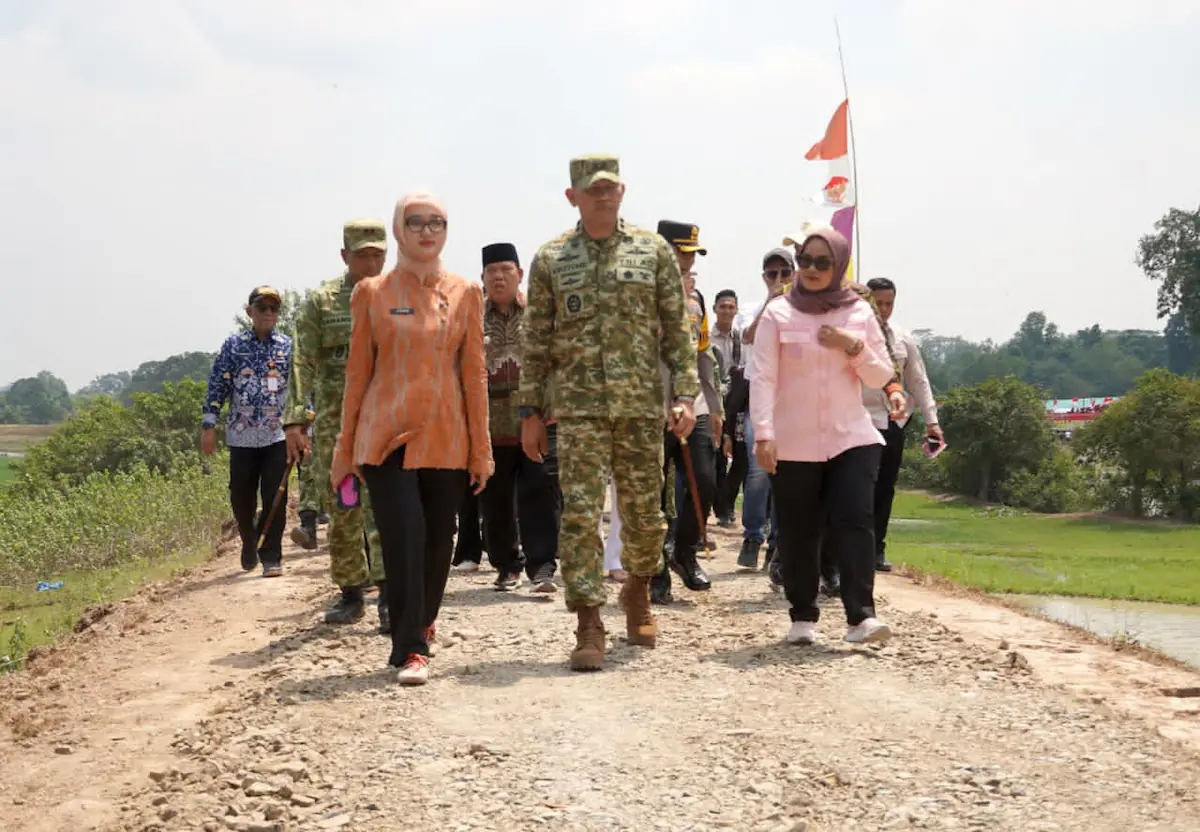 Wagub Jihan Nurlela bersama Pangdam XXI/Raden Intan menghadiri peresmian Jembatan Garuda Merah Putih di Desa Kali Pasir, Way Bungur, Lampung Timur