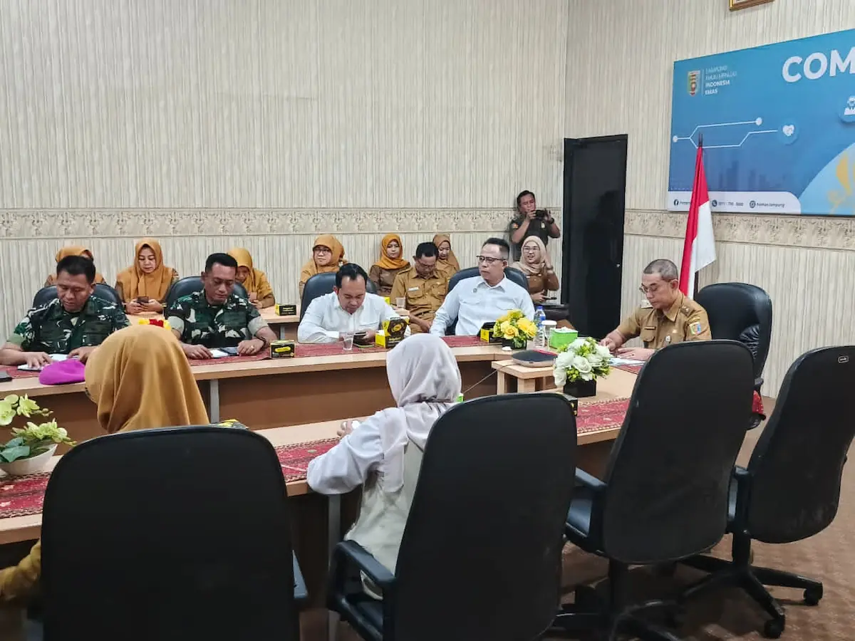 Staf Ahli Pemprov Lampung Yanyan Ruchyansah mengikuti Rakor Pengendalian Inflasi Daerah secara virtual di Command Center Diskominfotik