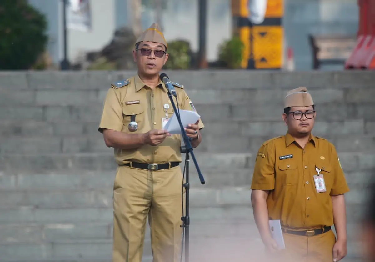 Staf Ahli Gubernur Bidang Pemerintahan, Hukum, dan Politik Yanyan Ruchyansah, menjadi pembina apel mingguan di Lapangan Korpri
