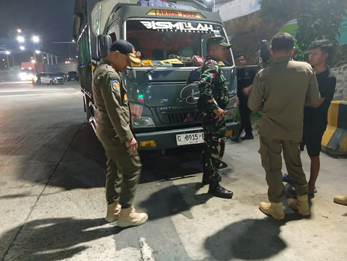 Satpol PP Lampung dan Satgas Pangan TNI memantau gabah di Pelabuhan Bakauheni, Lampung Selatan
