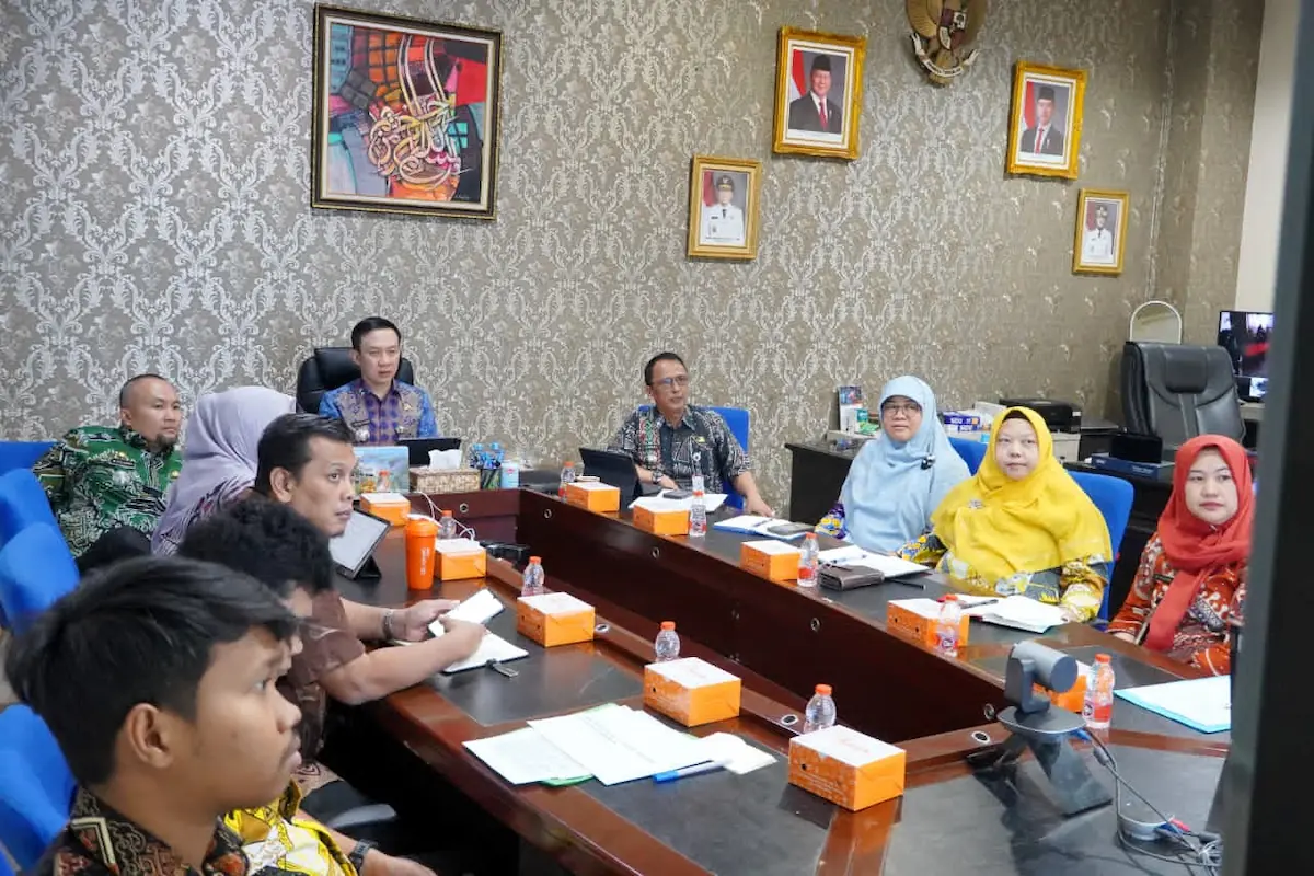Sekdaprov Lampung Marindo Kurniawan memimpin Rapat Penguatan Peran Biro Perekonomian di ruang kerjanya