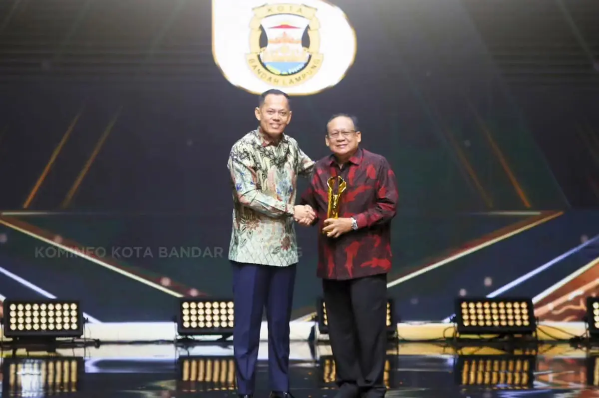 Wakil Wali Kota Bandarlampung Deddy Amarullah menerima Pemimpin Daerah Awards 2026 di Jakarta Concert Hall, iNews Tower, Jakarta Pusat