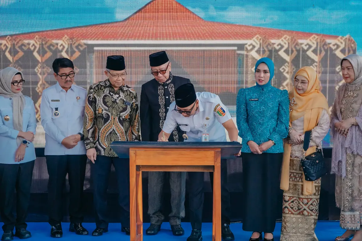 Gubernur Lampung Rahmat Mirzani Djausal menandatangani prasasti peresmian RS Alamsyah Ratu Perwiranegara di Pesawaran