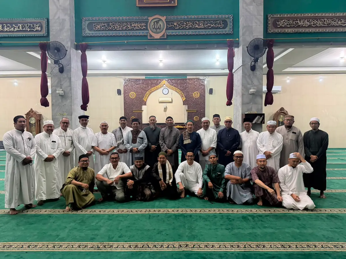 Gubernur Lampung Rahmat Mirzani Djausal berfoto bersama dengan para Sekda pada kegiatan retret di Islamic Centre Bandarlampung