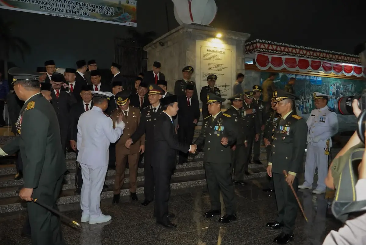 Sekdaprov Lampung Marindo Kurniawan mengikuti Apel Kehormatan dan Renungan Suci HUT ke-81 RI di Taman Makam Pahlawan Tanjung Karang