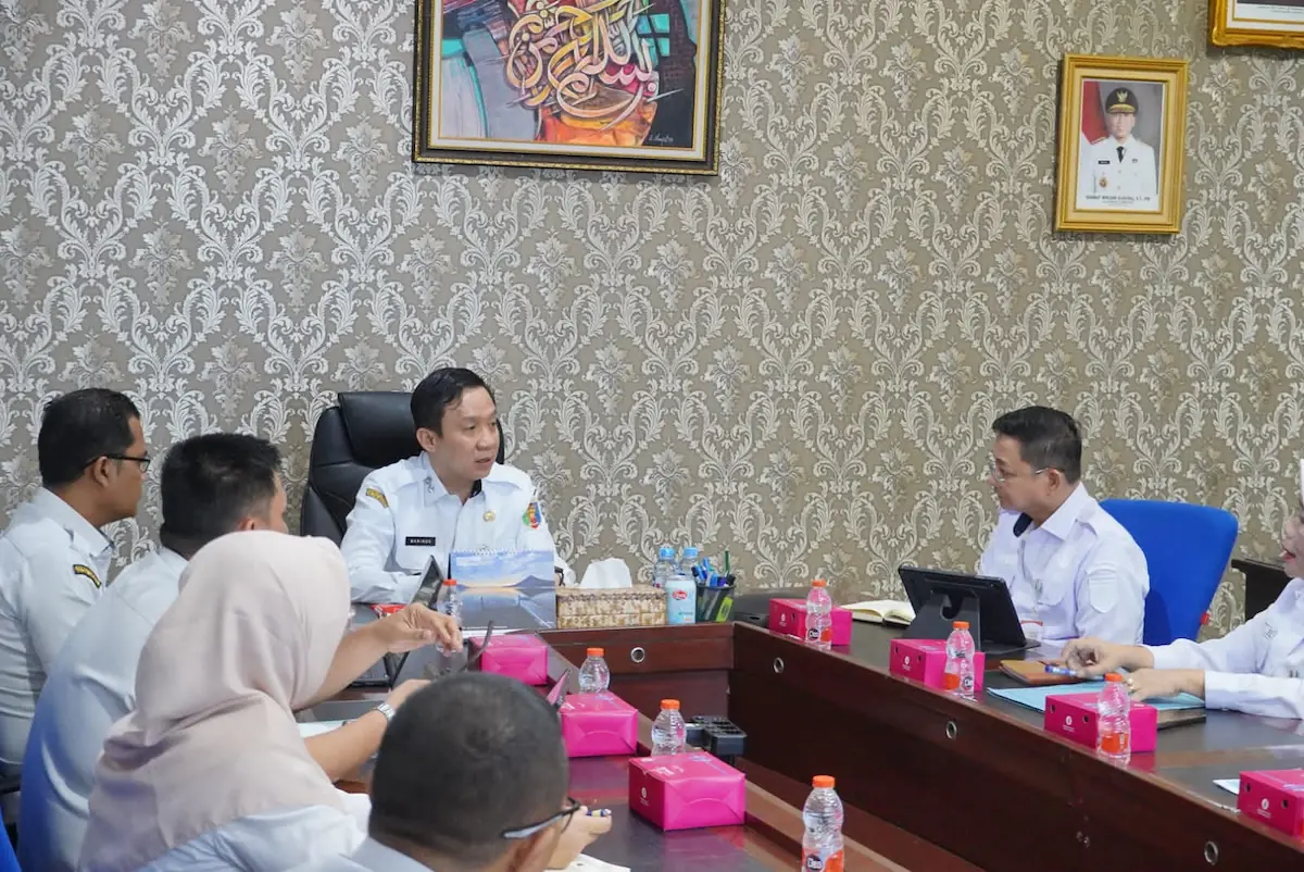 Sekdaprov Lampung Marindo Kurniawan memimpin rapat Tata Organisasi Pemprov Lampung di ruang kerjanya