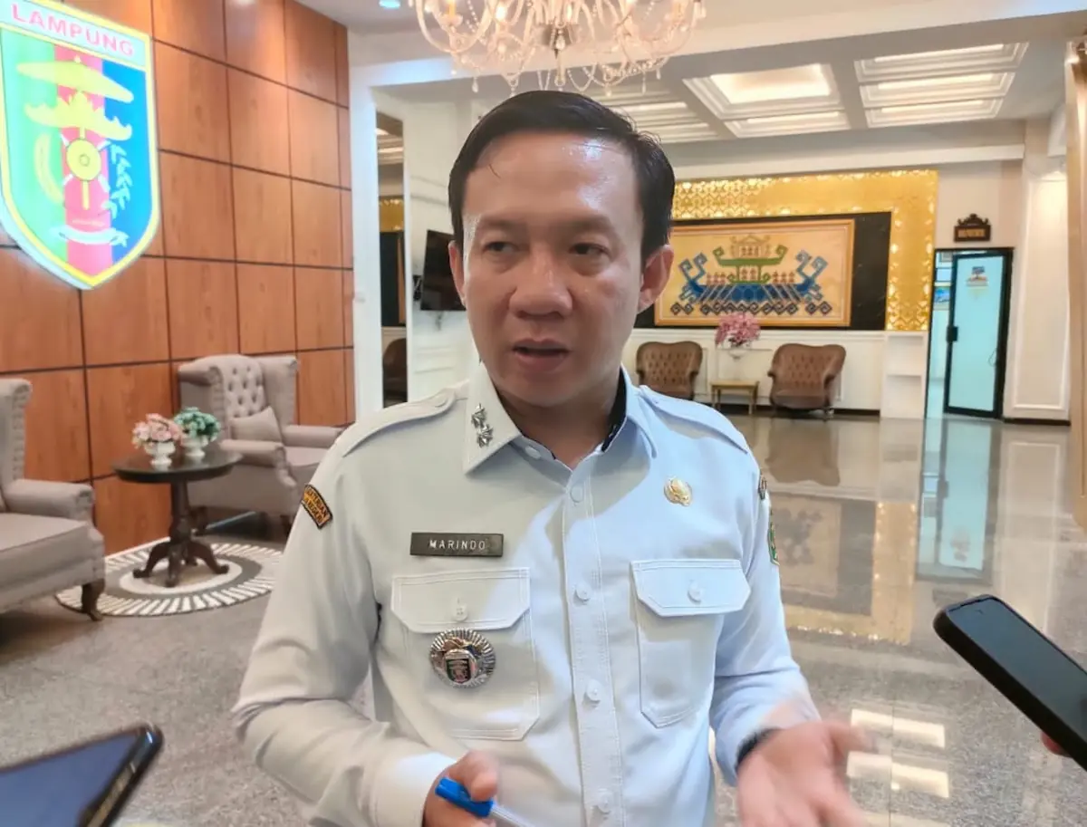 Sekdaprov Lampung Marindo Kurniawan memberikan keterangan kepada wartawan terkait tambahan DBH dari pemerintah pusat di Kantor Gubernur Lampung
