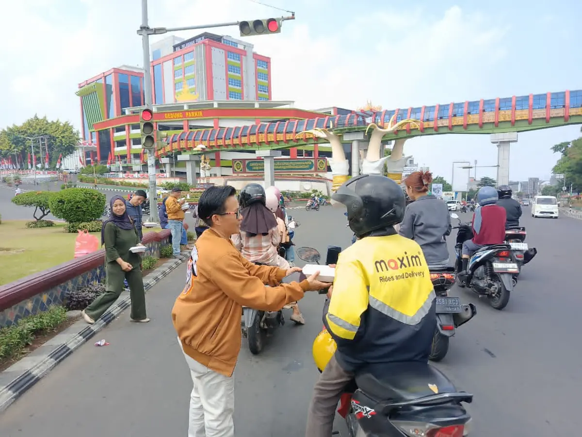 Taring Lampung membagikan paket nasi kotak kepada masyarakat yang membutuhkan di kawasan Bundaran Lungsir, Bandarlampung
