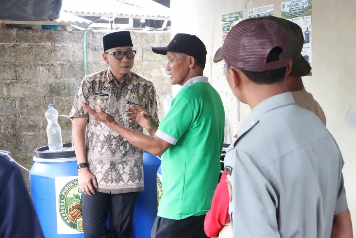 Gubernur Lampung Rahmat Mirzani Djausal meninjau produksi dan pemanfaatan PHC oleh Gapoktan di Rama Nirwana, Lampung Tengah