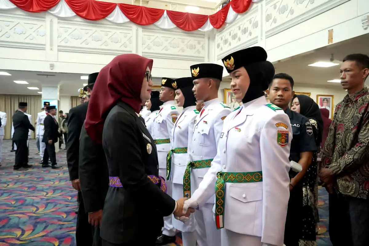 Wagub Lampung Jihan Nurlela memberikan ucapan selamat kepada Paskibraka Lampung 2026 di Balai Keratun
