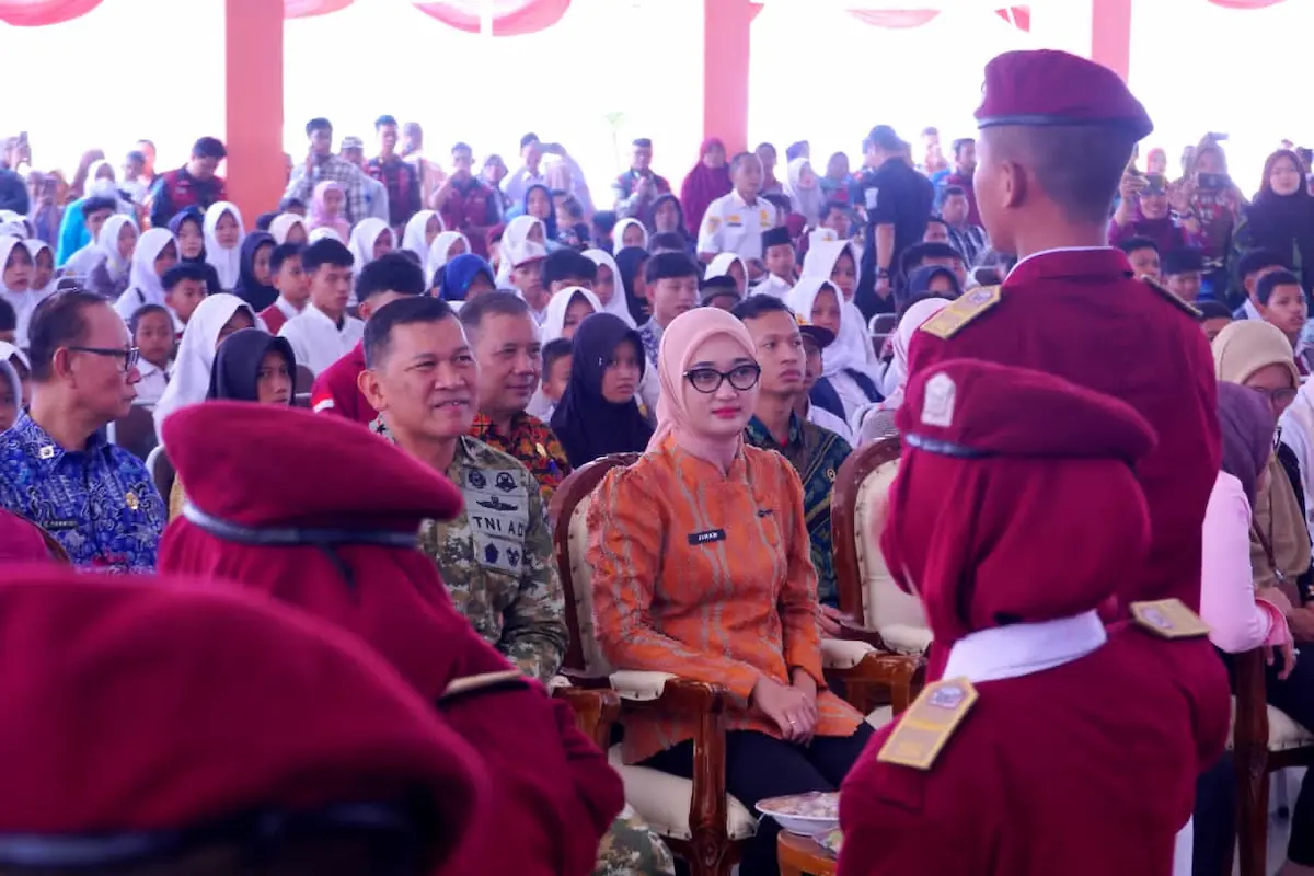 Wagub Lampung Jihan Nurlela berinteraksi dengan siswa saat peresmian Sekolah Rakyat Terintegrasi Lampung Timur