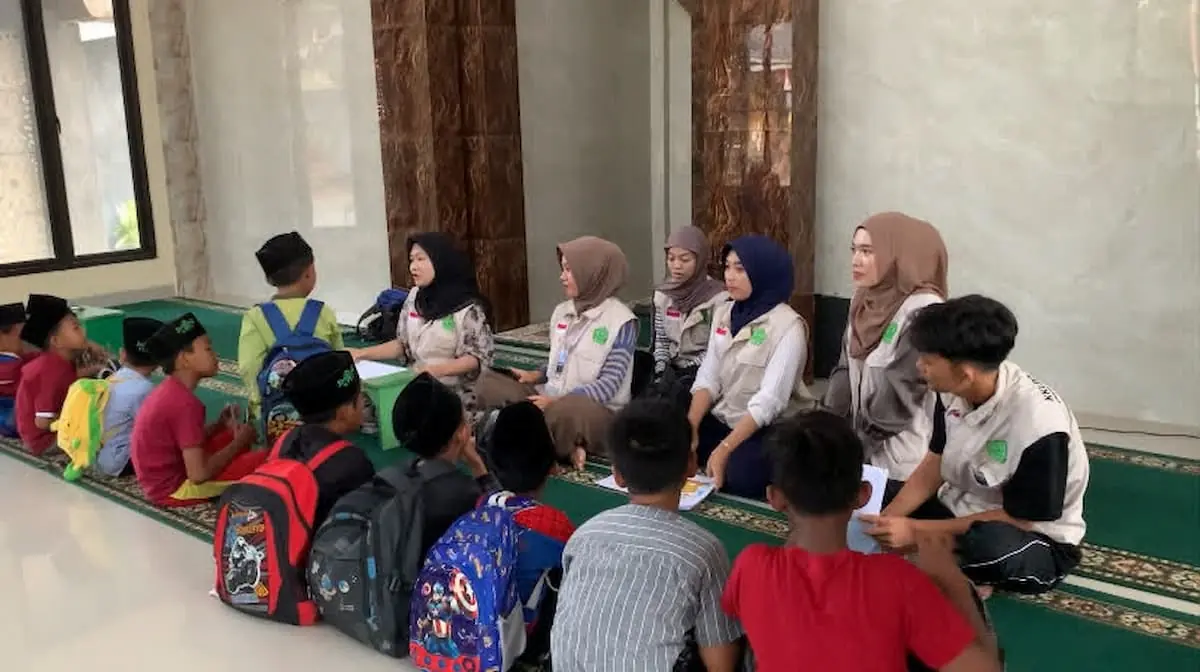 Lewat Program Harmoni Nusantara, mahasiswa KKN Malahayati mengajar mengaji anak-anak setiap Senin–Kamis