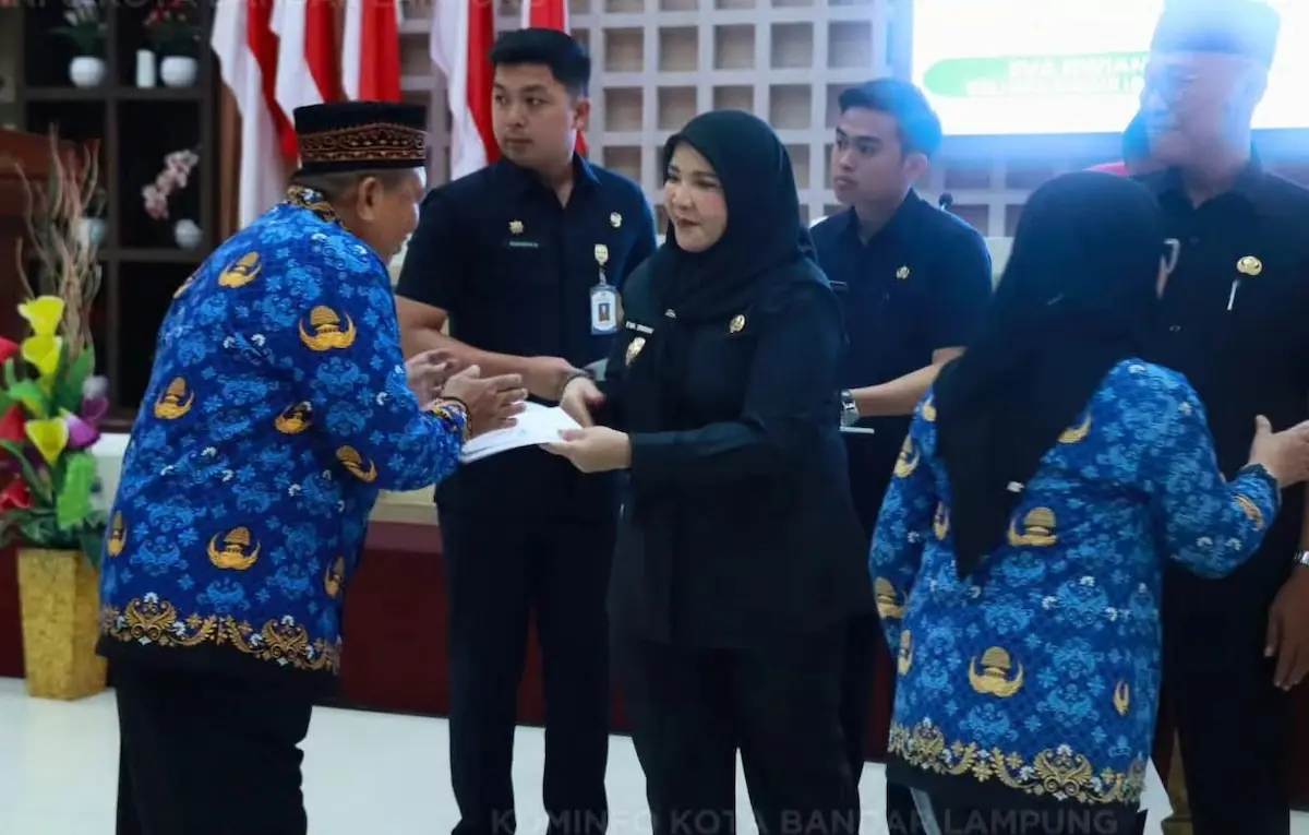 Wali Kota Eva Dwiana menyerahkan SK pensiun dan bantuan purnabakti kepada 116 PNS Bandarlampung di Aula Semergou
