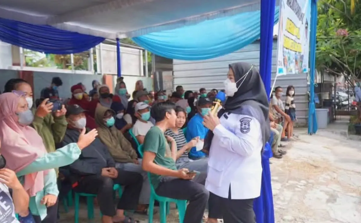 Pemkot Bandarlampung menyalurkan bantuan beras kepada masyarakat di lima kecamatan