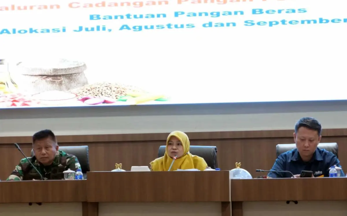 Sosialisasi Penyaluran CPP Bantuan Pangan Beras secara hybrid via zoom meeting di Aula Krakatau, Kantor Bupati Lampung Selatan