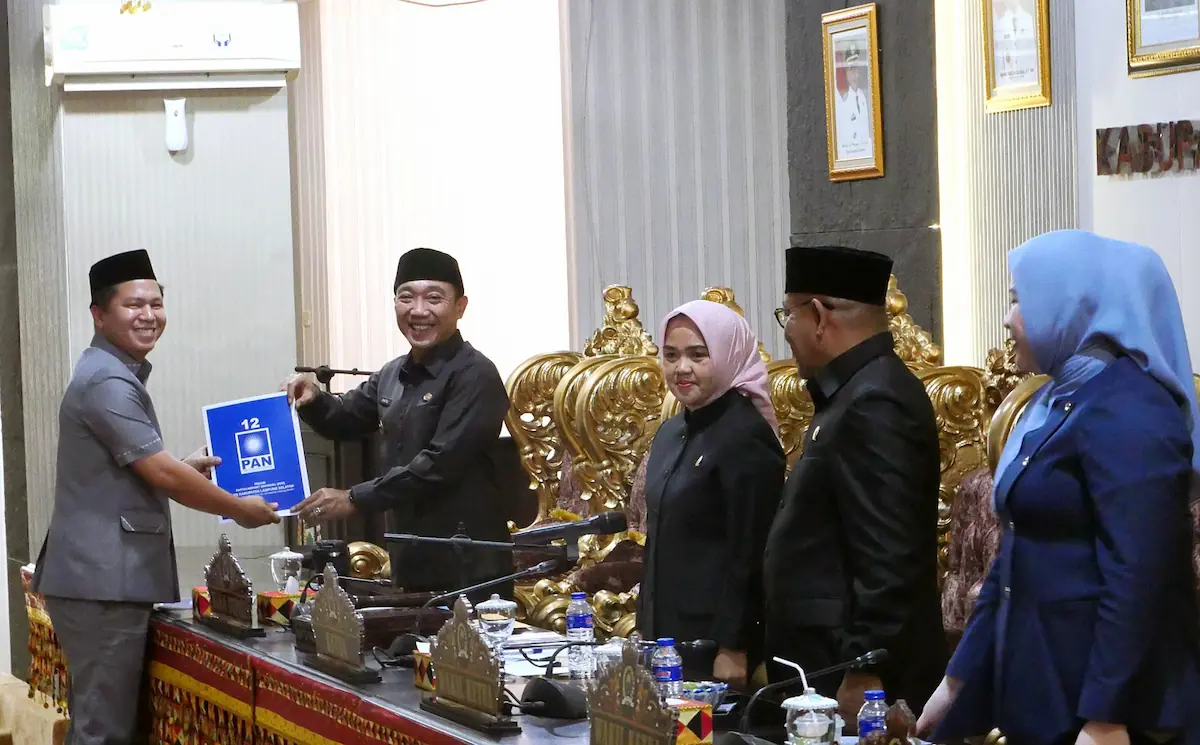 Wabup M. Syaiful Anwar menyampaikan Raperda APBD 2027 dalam Rapat Paripurna DPRD Lamsel di Ruang Sidang Paripurna