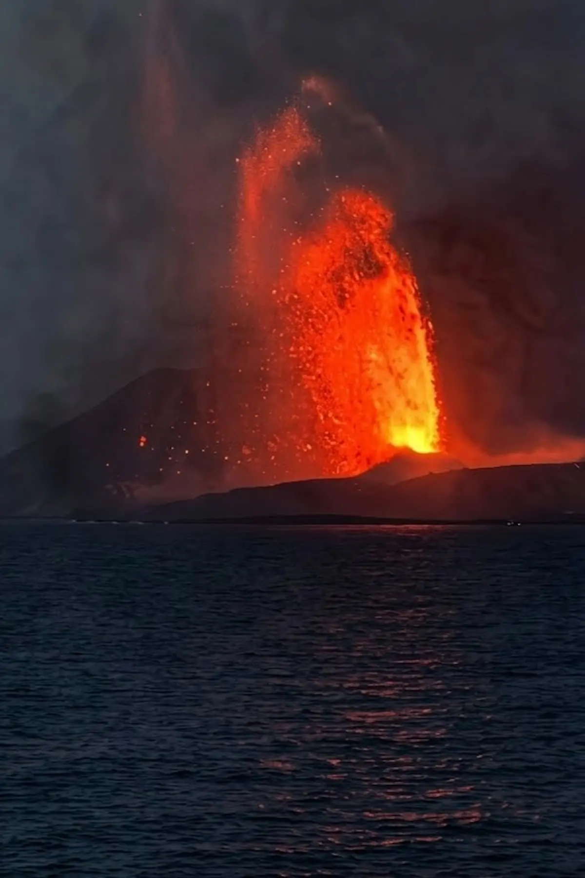 Aktivitas erupsi Gunung Anak Krakatau hingga Sabtu 5 September 2026 masih berlangsung