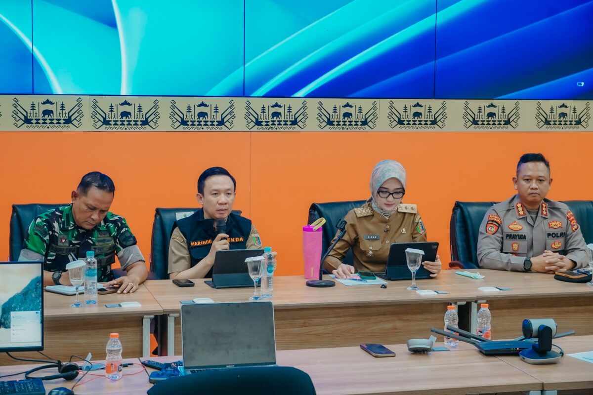Sekdaprov Lampung Marindo Kurniawan bersama Wagub Jihan Nurlela konferensi pers di Ruang Pusdalops BPBD Lampung
