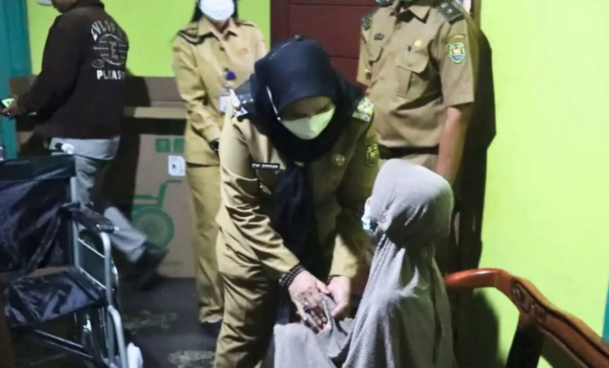 Wali Kota Bandarlampung Eva Dwiana menyerahkan bantuan alkes kepada masyarakat di Teluk Betung Barat