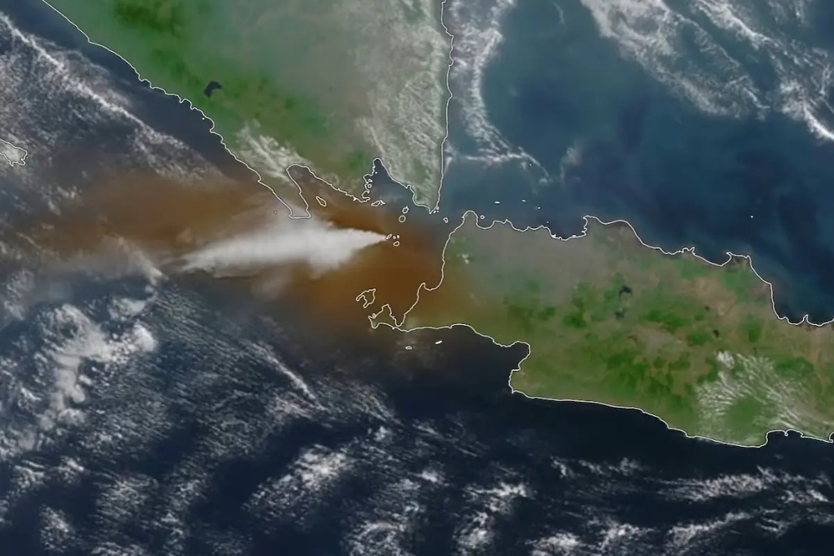 Pemprov Lampung terus memantau aktivitas Gunung Anak Krakatau, termasuk sebaran abu vulkanik pada enam wilayah di Lampung