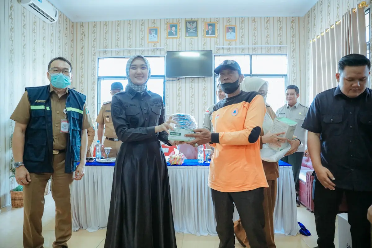 Wagub Lampung Jihan Nurlela menyerahkan bantuan untuk Destana di Cilimus dan Sukajaya Lempasing, Pesawaran