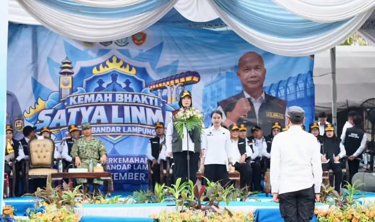 Wali Kota Bandarlampung Eva Dwiana memimpin apel penutupan Kemah Bakti Satya Linmas dan pengukuhan pengurus DPC Aslinmas Bandarlampung