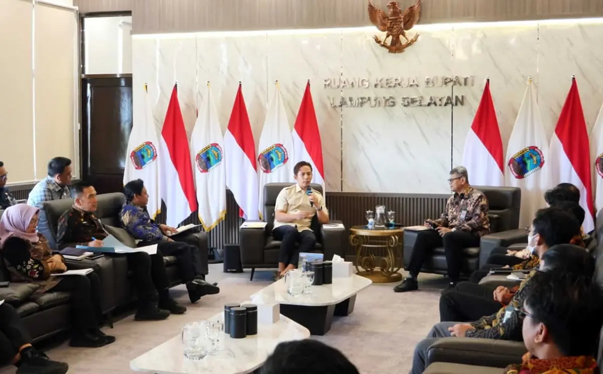 Bupati Lamsel Radityo Egi Pratama menerima Tim Pemeriksa BPK RI Perwakilan Lampung di ruang kerjanya