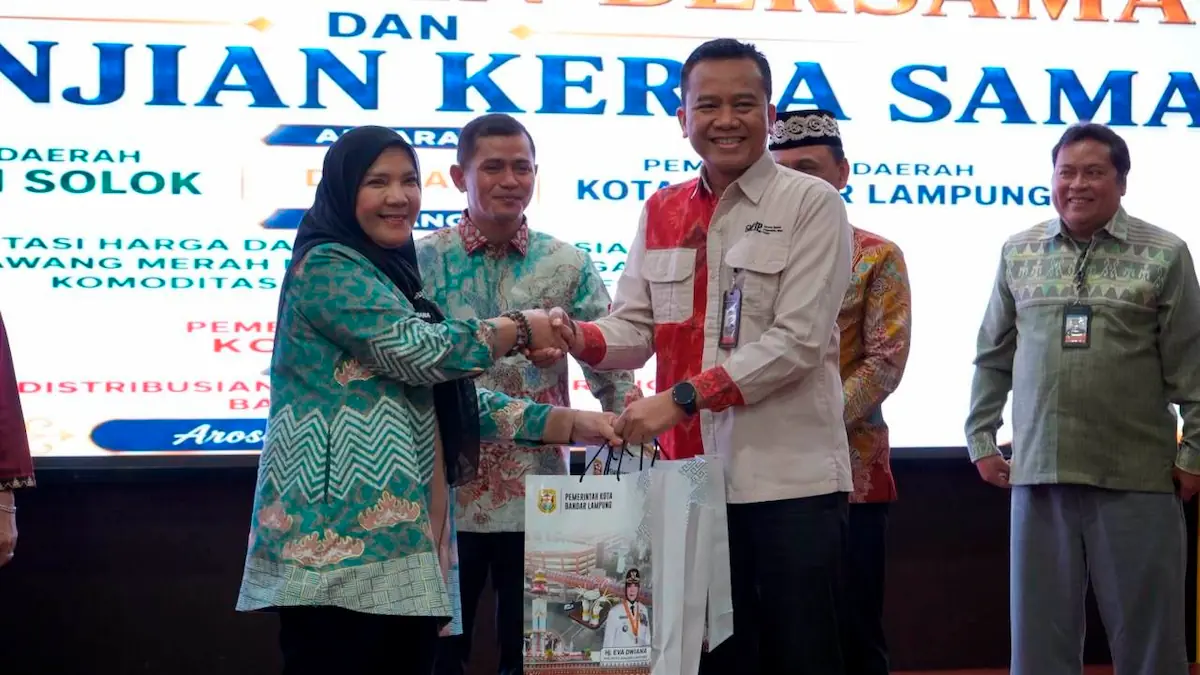 Wali Kota Bandarlampung Eva Dwiana dan Bupati Solok Jon Firman Pandu menjalin kerja sama antardaerah di Kantor Bupati Solok
