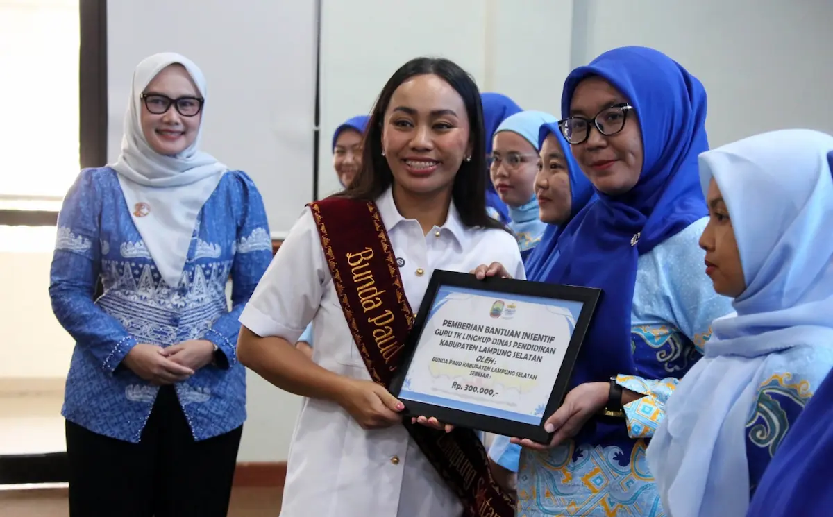 Ketua TP PKK Lamsel Zita Anjani menyalurkan insentif guru PAUD di Aula Krakatau kantor bupati